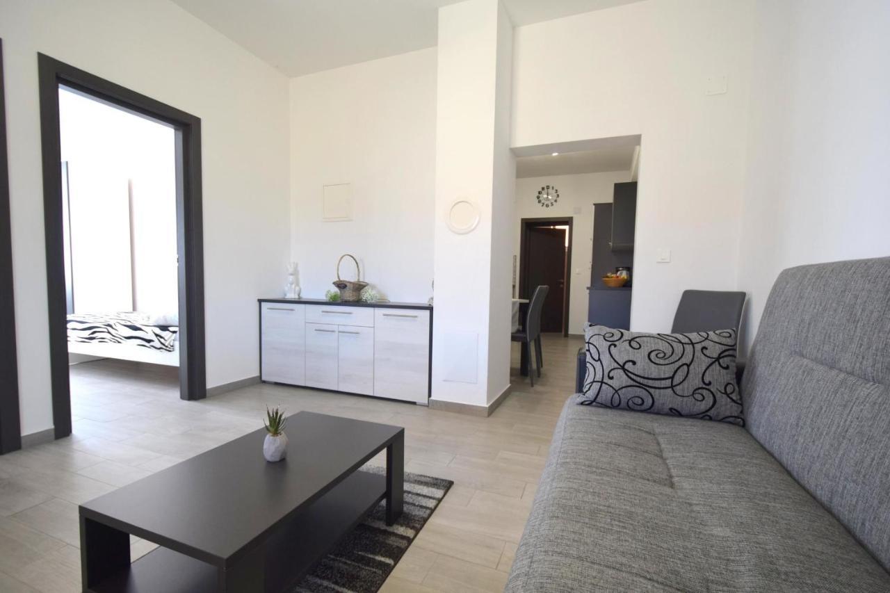 Apartments Mladenka Малинска Экстерьер фото