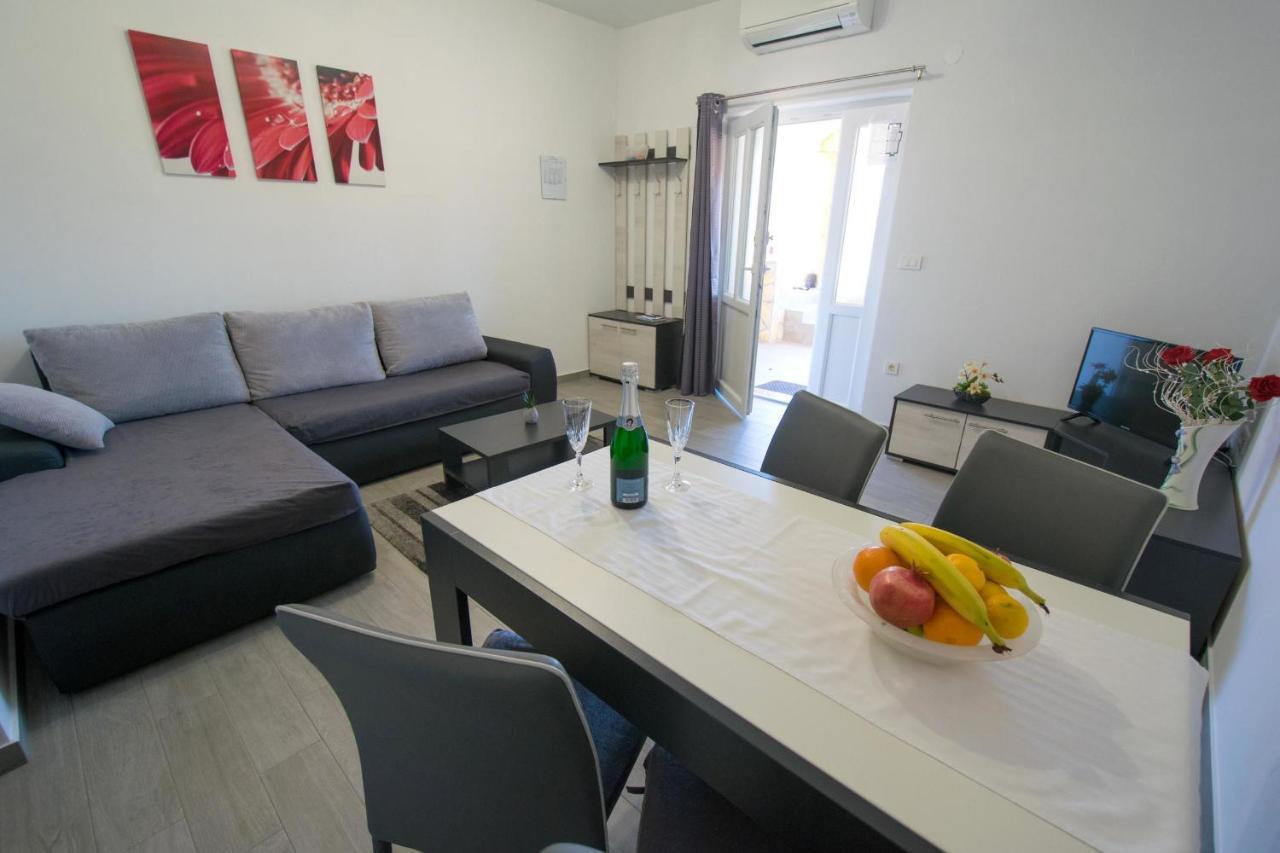 Apartments Mladenka Малинска Экстерьер фото